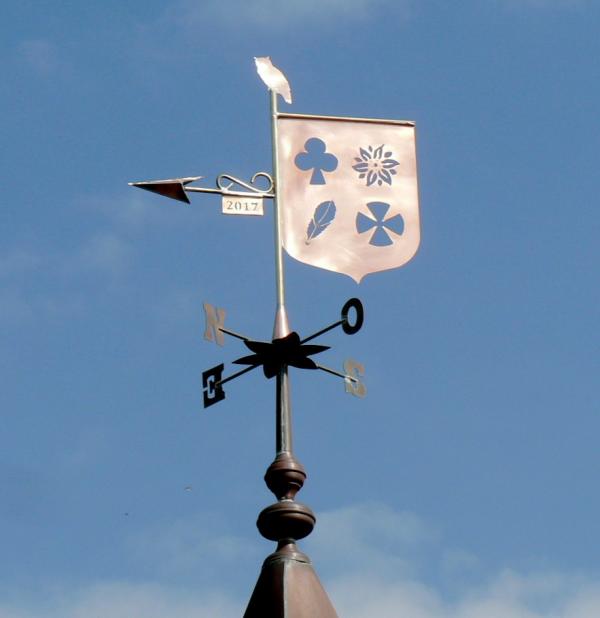 le blason une fleur d'edelweiss une feuille de chataignier une crois de templier et un trefle